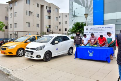 La Policía presentó como evidencia el taxi utilizado en los delitos.