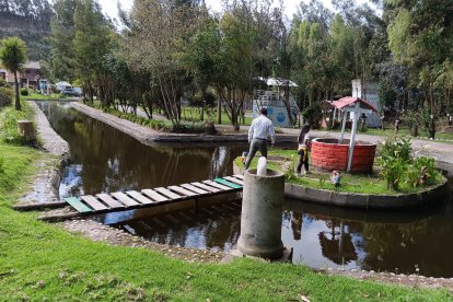 En las cuatro hectáreas, además de las cabañas, hay una laguna que complementa el paisaje.