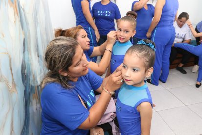 La atención a los detalles, como peinado, joyería y maquillaje, destaca en los padres. Ellos están pendientes a todo.