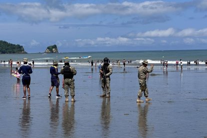 Tras el hallazgo, militares recorrieron la playa de Atacames para brindar seguridad a los turistas.