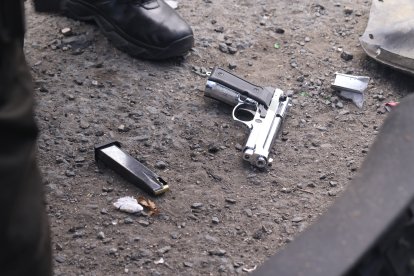El fallecido tenía en su poder una pistola semiautomática.