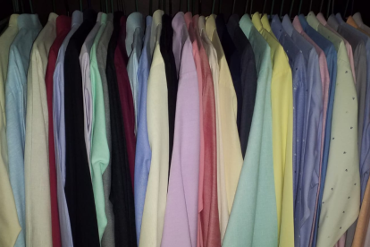 La variedad de camisas que se encuentra en el clóset de Mauricio Ayora o Caterva