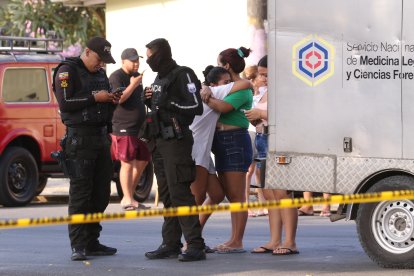 Familiares lloran desconsolados.