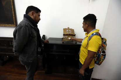 Este atril esta bañado en pan de oro.