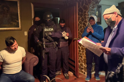 Momento en que el alcalde de Pujilí, José Arroyo, es detenido por la Policía en el marco de una investigación por presunto peculado