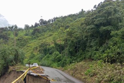 El sitio donde ocurrió el accidente sería por esta zona donde la calzada está destruida como con secuencia de las lluvias a pocos minutos de Balsapamba.