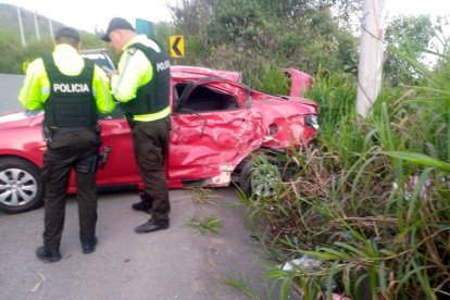 Con un auto rojo habría impactado el bus y luego rodó al abismo en la vía Balsapamba-Los Ríos.
