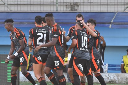 Luis Castillo (i) festeja su gol en la victoria 4-2 de Emelec sobre Manta en el estadio Jocay.