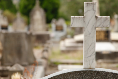 Los tortolitos le dieron rienda suelta a su imaginación en un cementerio.