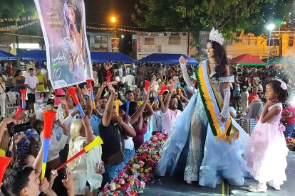 La nueva reina Anahí Rodríguez Carvache saludó a los sanlorenceños luego de su coronación.