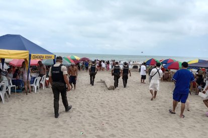 Un grupo de policías recorre la playa de Atacames, principal destino turístico del sur de la provincia de Esmeraldas.
