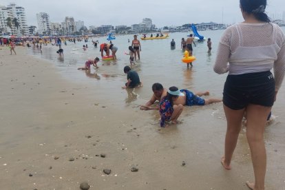 Los visitantes disfrutan del mar y la arena en los balnearios de Santa Elena