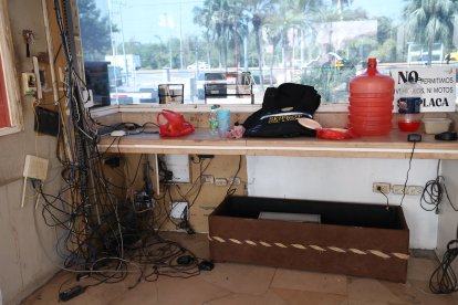 Así quedó ayer la garita luego de que los guardias abandonaran sus puestos de trabajo.