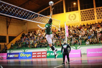 Rubén La Bestía, con Tsachilas, se enfrentará en la semifinal a Mineros, de Fusil.