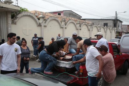 El cadáver de Jonathan Muñoz fue subido en el balde de una camioneta, en medio del dolor de sus familiares.