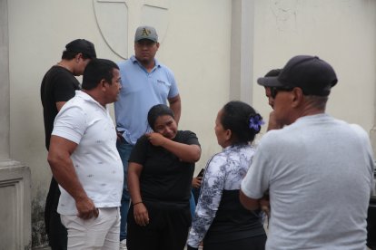 La esposa y la madre de Héctor Mariscal se consuelan mutuamente por su trágica muerte.