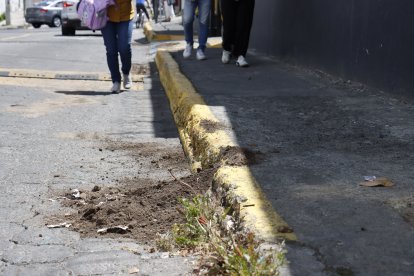 La sangre de la víctima que permanecía en la vereda fue cubierta con tierra.