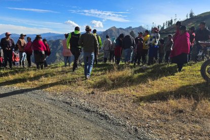 Vecinos y bomberos trabajaron juntos en la recuperación de las víctimas en Simiatug.