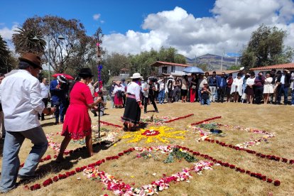 Lulú Tibán fue quien puso la pluma en el centro de la chacana o cruz andina, previo a iniciar el ritual de florecimiento.