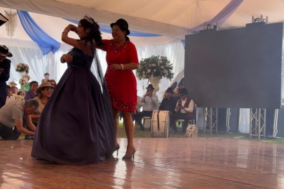 Lourdes Tibán bailo con su hija el vals por sus quince años.