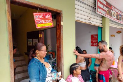 En las puertas de los hoteles de Atacames se exhibieron letreros en advirtiendo que no había habotaciones disponibles.