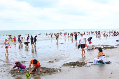 La playa de Atacames lució llena durante los tres días de descanso. Los turistas llegaron principalmente de la Sierra.