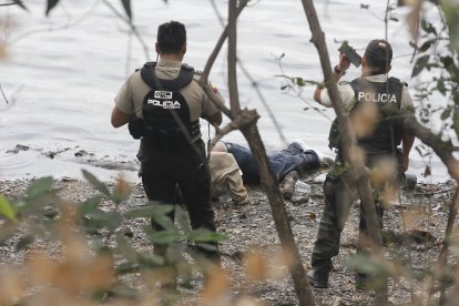 La Policía llegó al lugar para recabar indicios.