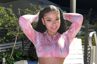 La actriz de cine para adultos Lina Bina murió en Florida; su familia informó que la causa podría estar relacionada con un coágulo de sangre.