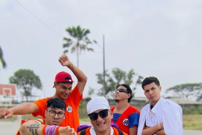 Ñokú vestido de Maestro Rochi junto a su grupo de apoyo, también creadores de contenido.