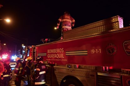 Una docena de bomberos voluntarios y vehículos de lucha contra incendios llegaron a atender la emergencia.