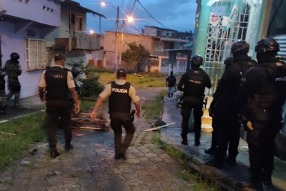 La Policía intervino el sector donde fue asesinada la menor de edad, que salía de una piscina cuando fue baleada.