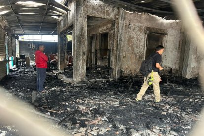 La mueblería quedó reducida a escombros.