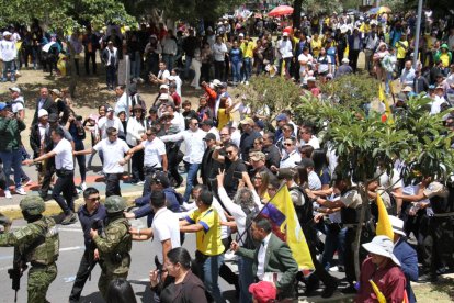 Daniel Noboa durante la marcha en Quito contra la Corte Constitucional el 12 de agosto de 2025.