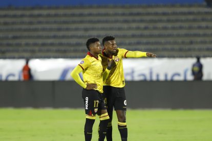 Montaño (i) es titular en el medio campo y Vallecilla se adaptó como lateral.