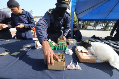 Incautan armas y municiones durante intervención en la isla Puná, golfo de Guayaquil.