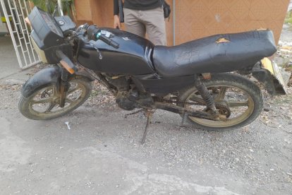 Esta motocicleta se halló en poder de los sospechosos.