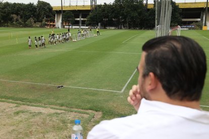Antonio Álvarez, presidente del Barcelona SC presente en el entrenamiento.