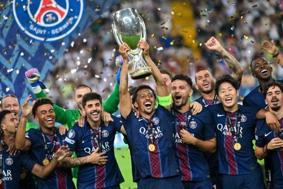 Marquinos (c), capitán de PSG, levantó el trofeo de la Supercopa de Europa 2025.