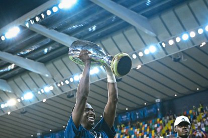 Willian Pacho, el ecuatoriano que hace historia con PSG. Ahora levantó la Supercopa de Europa.