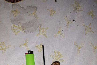 Entre las evidencias halladas también estaban pipas para fumar droga.