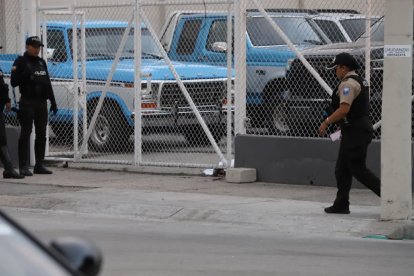 Un hombre fue asesinado a las afueras de un local comercial; la Policía realizó el levantamiento de indicios en el lugar.