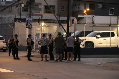 Los familiares de la víctima llegaron al sitio minutos después del crimen.