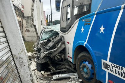 Los vehículos quedaron con daños en consecuencia del impacto.