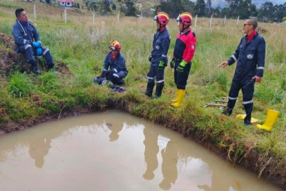 Bomberos de Azogues rescataron los cuerpos de los niños ahogados.