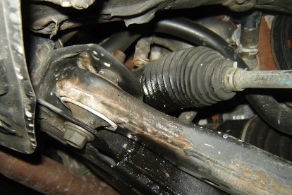 Fugas de líquido hidráulico son síntomas de una bomba o cremallera defectuosa.