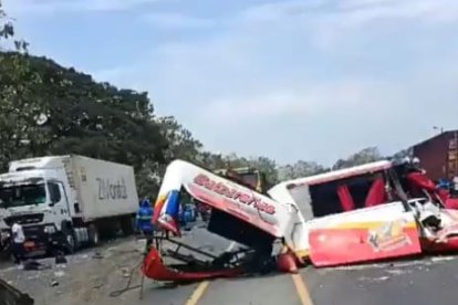El bus de transporte involucrado en la tragedia vial.