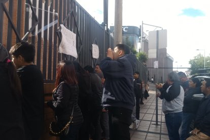 Familiares de la víctima exigieron justicia en los exteriores de la Unidad de Flagrancia del Complejo Judicial de Azuay.