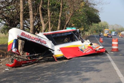 Restos del bus intercantonal permanecen a un costado de la vía Perimetral tras el trágico choque con un cabezal.