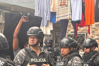 El ministro del Interior, John Reimberg (izquierda) y el comandante general de la Policía Nacional, general Pablo Dávila, lideraron el operativo en Machala.