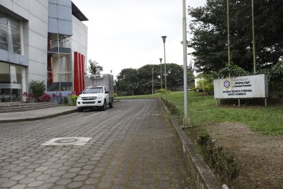En la morgue realizan las pericias para identificar los restos.